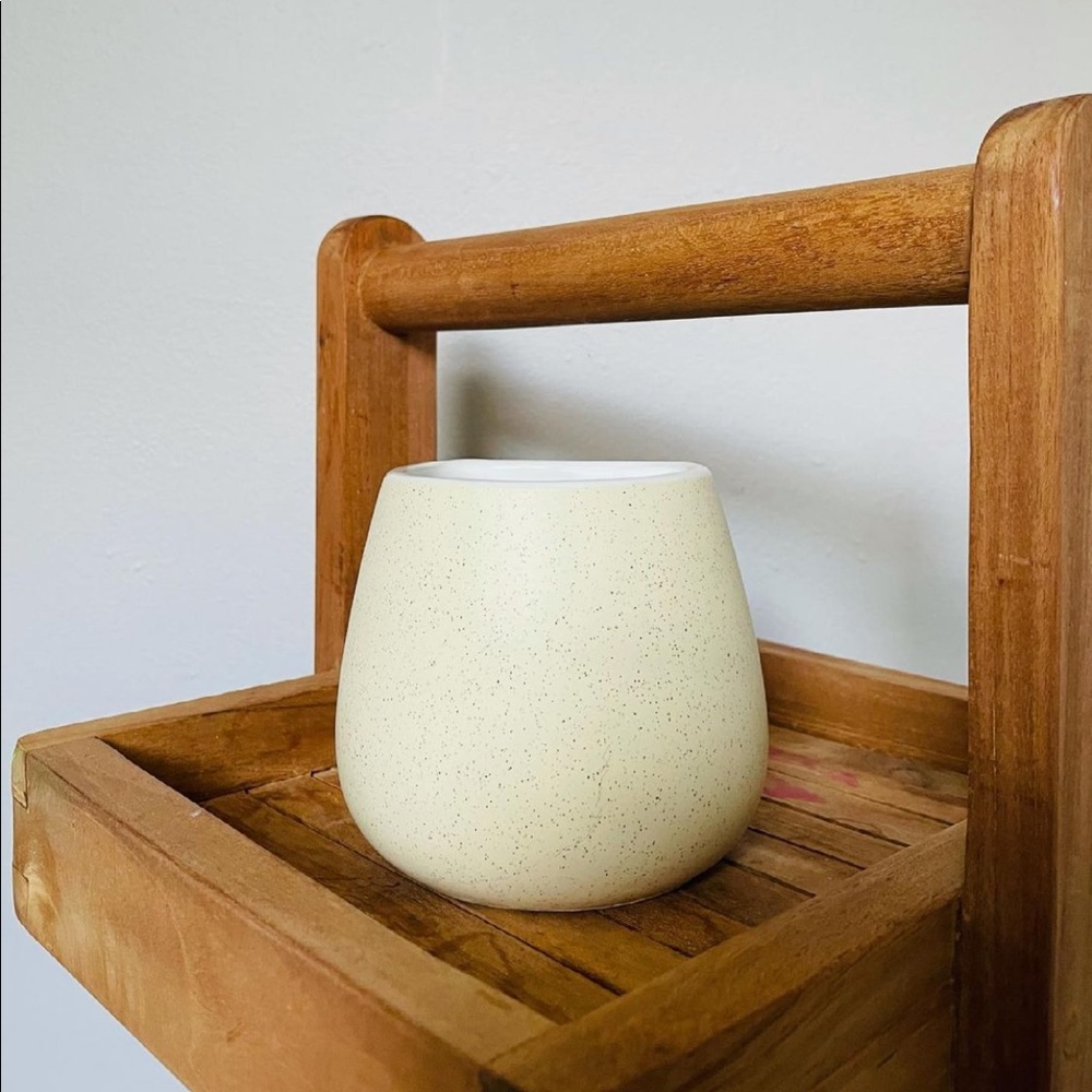 brand new!! tan and white small planter!!